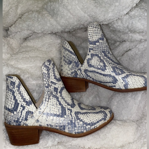 New Snake Skin Booties 6.5 - Picture 3 of 5